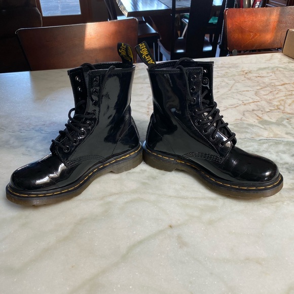 dr martens black shiny boots